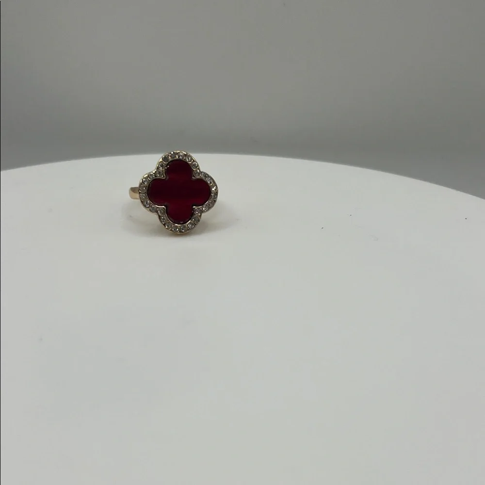 112. Elegant Marble Looking Clover Ring